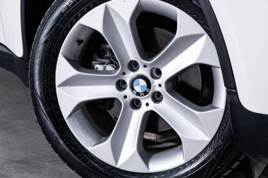 Novosibirsk, Rusya 27 Ağustos 2019: Bmw X6, tampon yakın çekim, alaşım jant, spor molası ile araba detaylandırma 