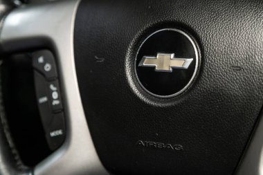 Novosibirsk, Rusya Eylül 18, 2019: close-up, Siyah plastik direksiyon chevrolet isim plakası logosu