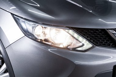 Modern araba xenon lamba far, tampon, tekerlek makro görünümü. Modern bir ca dış