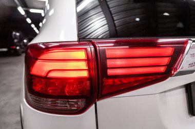 Modern kırmızı araba xenon lamba far Makro görünümü, tampon, tekerlek. Modern bir ca dış
