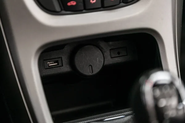 Sluiten Van Een Opladen Auto Sigarettenaansteker Aux Usb Connectoren Moderne — Stockfoto