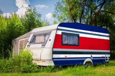 Bir araba römork, kosta Rika ulusal bayrağı boyalı bir motor ev, bir dağlık park halinde duruyor. Ülkeler arasında karayolu taşımacılığı, ticareti, ihracatı ve ithalatı kavramı.