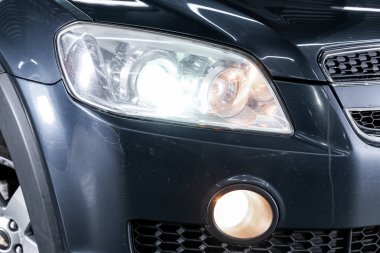 Novosibirsk, Rusya Ağustos 27, 2019: Chevrolet Captiva, Modern araba xenon lamba far Makro görünümü, tampon, tekerlek. Modern bir arabanın dış