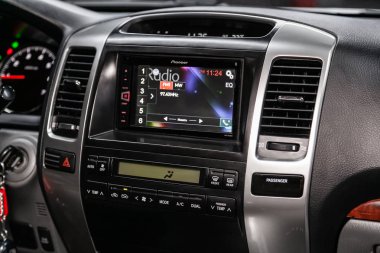 Novosibirsk, Rusya Ağustos 27, 2019: Toyota Land Cruiser Prado , pano yakın çekim, üfleyici ayarı, klima, oyuncu. modern araba iç