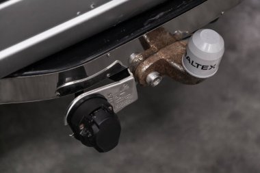 Novosibirsk, Rusya Ağustos 27, 2019: Toyota Land Cruiser Prado , Römork için Araba kanca