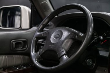 Novosibirsk, Rusya Ağustos 27, 2019: Nissan Patrol, pano yakın çekim, hız göstergesi, takometre ve direksiyon. . modern araba iç