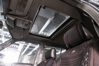 Novosibirsk, Rusya Ağustos 27, 2019: Nissan Patrol, gri iç tasarım, hatch ve koltuk kemeri ile sürücü koltukları. 