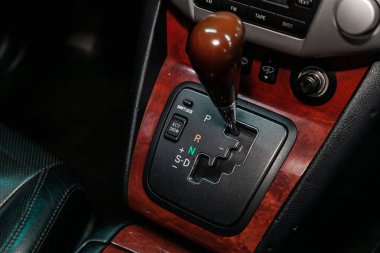 Novosibirsk, Rusya 27 Ağustos 2019: Lexus Rx-300, Vites değiştirme. araba otomatik şanzıman dişli , araba iç
