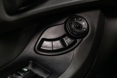 Novosibirsk, Rusya 27 Ağustos 2019: Hyundai Santa Fe, Yan aynada yakın çekim, kapı kilidi