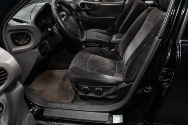 Novosibirsk, Rusya Ağustos 27, 2019: Hyundai Santa Fe, Siyah araba İç - direksiyon simidi, vites kolu, multimedya systeme, sürücü koltukları ve gösterge paneli 