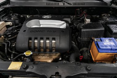 Novosibirsk, Rusya Ağustos 27, 2019: Hyundai Santa Fe, Araba motoru nun detay ı, ön görünüm. Içten yanmalı motor, araba parçaları, deteyling
