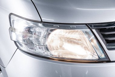 Novosibirsk, Rusya Ağustos 27, 2019: Nissan Serena, Modern araba xenon lamba far Makro görünümü, tampon, tekerlek. Modern bir arabanın dış