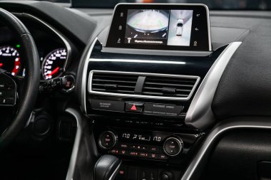 Novosibirsk, Rusya 30 Ağustos 2019: Mitsubishi Eclipse Cross, gösterge panelinin yakın çekim, üfleyici, klima, oyuncu ayarı. modern araba iç