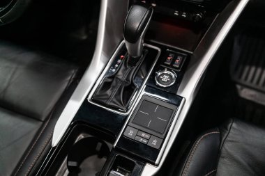 Novosibirsk, Rusya 30 Ağustos 2019: Mitsubishi Eclipse Cross, Vites değiştirme. araba otomatik şanzıman dişli , araba iç