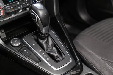 Novosibirsk, Rusya 30 Ağustos 2019: Ford Focus, Vites değiştirme. araba otomatik şanzıman dişli , araba iç