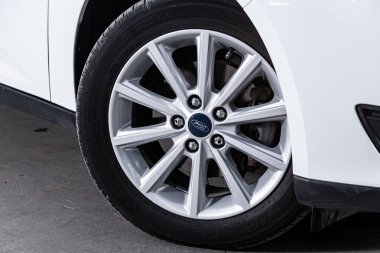 Novosibirsk, Rusya 30 Ağustos 2019: Ford Focus, tampon yakın çekim, alaşım jant, spor molası ile araba detaylandırma 