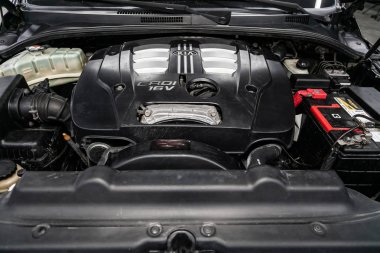 Novosibirsk, Rusya 30 Ağustos 2019: Kia Sorento, Araba motorunun detaylarını kapatın, ön görünüm. Içten yanmalı motor, araba parçaları, deteyling