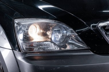 Novosibirsk, Rusya 30 Ağustos 2019: Kia Sorento, Modern araba xenon lamba far Makro görünümü, tampon, tekerlek. Modern bir arabanın dış 