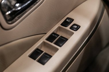 Novosibirsk, Rusya Ağustos 30, 2019: Nissan X-trail, Yeni bir modern araba bir kapı kontrol paneli kapatın. Pencere kontrol paneli, kapı kilidi düğmesi ve ayna kontrolü ile kol dayama 