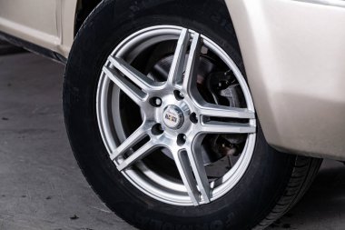 Novosibirsk, Rusya 30 Ağustos 2019: Nissan X-trail, tampon yakın çekim, alaşım jant, spor molası ile araba detaylandırma 