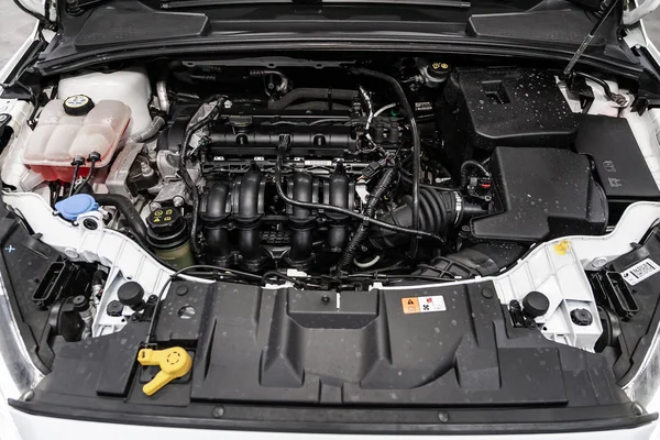 ノボシビルスク ロシア8月30 2019 フォードフォーカス 車のエンジンの詳細をクローズアップ フロントビュー 内燃機関 自動車部品 デテイリング — ストック写真