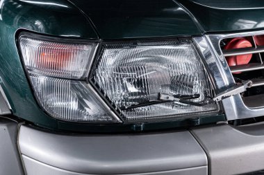 Arabanın farlarını kapatın. Dış cephe detayı. Led farlardan modern arabalardan birinin ayrıntılarını kapatın