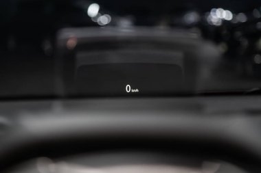 Arabanın ön camında dijital hız göstergesi. Hız göstergesinde sıfır hız