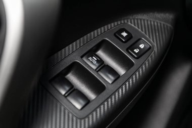 Yeni bir modern araba bir kapı kontrol paneli kapatın. Pencere kontrol paneli, kapı kilidi düğmesi ve ayna kontrolü ile kol dayama