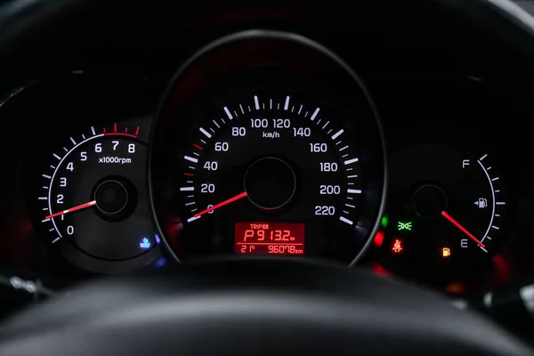 Auto Dashboard Met Witte Achtergrondverlichting Kilometerteller Snelheidsmeter Toerenteller Brandstofniveau Watertemperatuur — Stockfoto