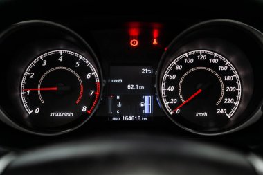 Novosibirsk, Rusya 07 Eylül 2019: Mitsubishi Asx,Odometer, hız göstergesi, takometre, yakıt seviyesi ile Enstrüman otomobil paneli kapat