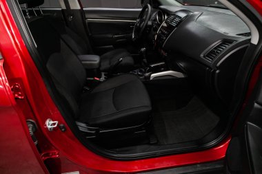 Novosibirsk, Rusya Eylül 07, 2019: Mitsubishi Asx, Siyah lüks araba İç - direksiyon simidi, vites kolu, multimedya systeme, sürücü koltukları ve gösterge paneli
