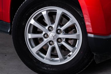 Novosibirsk, Rusya 07 Eylül 2019: Mitsubishi Asx, tampon yakın çekim, alaşım jant, spor molası ile araba detaylandırma 