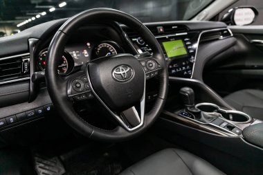 Novosibirsk, Rusya Eylül 07, 2019: Toyota Camry, Siyah lüks araba İç - pano, oyuncu, direksiyon simidi, speedometer