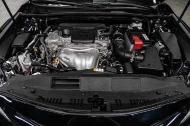 Novosibirsk, Rusya Eylül 07, 2019: Toyota Camry, Araba motoru nun detay ı, ön görünüm. Içten yanmalı motor, araba parçaları, deteyling