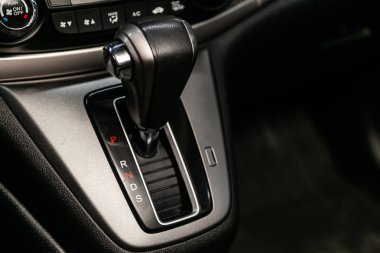 Novosibirsk, Rusya Eylül 07, 2019: Honda Crv, Vites değiştirme. araba otomatik şanzıman dişli , araba iç