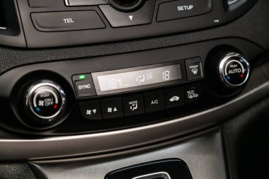 Novosibirsk, Rusya Eylül 07, 2019: Honda Crv, Araba havalandırma sistemi ve klima kapatın - ayrıntıları ve modern araba kontrolleri 