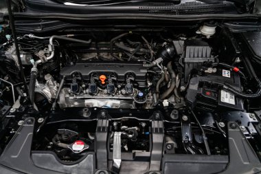 Novosibirsk, Rusya Eylül 07, 2019: Honda Crv, Araba motoru nun detay ı, ön görünüm. Içten yanmalı motor, araba parçaları, deteyling