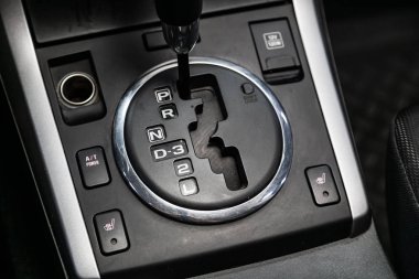 Novosibirsk, Rusya 07 Eylül 2019: Suzuki Grand Vitara,Vites değiştirme, koltuk ısıtma düğmeleri . araba otomatik şanzıman dişli , araba iç