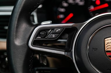 Novosibirsk, Rusya 07 Eylül 2019: Porsche Macan, telefon ayarı ve ses düğmeleri ile Multiwheel yakın çekim. Novosibirsk bir otoparkta modern bir araba Fotoğrafçılığı. modern araba iç