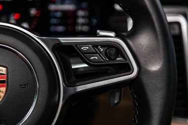 Novosibirsk, Rusya 07 Eylül 2019: Porsche Macan, telefon ayarı ve ses düğmeleri ile Multiwheel yakın çekim. Novosibirsk bir otoparkta modern bir araba Fotoğrafçılığı. modern araba iç