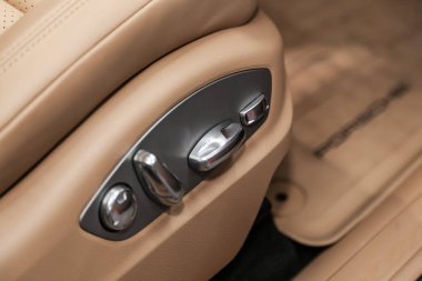 Novosibirsk, Rusya 07 Eylül 2019: Porsche Macan, koltuk ayarlama düğmelerinin yakın çekim. modern araba iç 