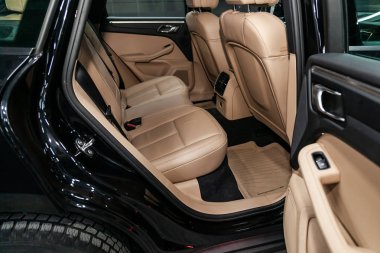 Novosibirsk, Rusya Eylül 07, 2019: Porsche Macan, Deri iç tasarım, koltuk kemerli araç yolcu ve sürücü koltukları. 