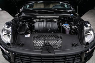 Novosibirsk, Rusya 07 Eylül 2019: Porsche Macan, Araba motorunun detayını kapatın, ön görünüm. Içten yanmalı motor, araba parçaları, deteyling