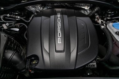 Novosibirsk, Rusya 07 Eylül 2019: Porsche Macan, Araba motorunun detayını kapatın, ön görünüm. Içten yanmalı motor, araba parçaları, deteyling