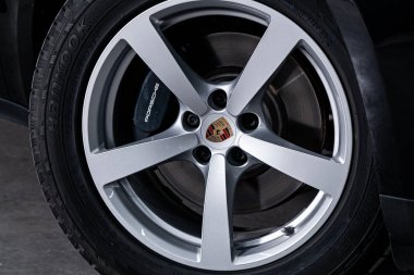 Novosibirsk, Rusya 07 Eylül 2019: Porsche Macan, tampon yakın çekim, alaşım jant, spor molası ile araba detaylandırma 