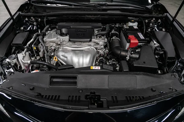 ノボシビルスク ロシア9月07 2019 トヨタカムリ 車のエンジンの詳細をクローズアップ フロントビュー 内燃機関 自動車部品 デテイリング — ストック写真