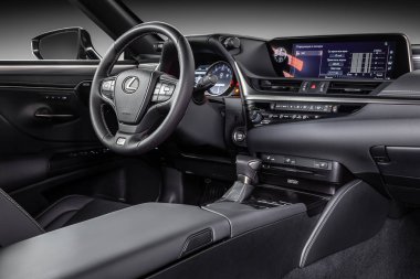 Novosibirsk, Rusya - 3 Nisan 2019: Lexus Es 250. Siyah lüks araba İç - direksiyon simidi, vites kolu, multimedya systeme, sürücü koltukları ve dashboar