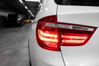 Modern araba xenon lamba far, tampon, tekerlek makro görünümü. Modern bir ca dış
