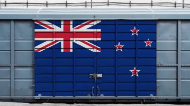 Yeni Zelanda ulusal bayrağı ile büyük bir metal kilit ile bir konteyner tren yük vagonu Ön görünümü.İhracat-ithalat, ulaşım, mal ve demiryolu taşımacılığı ulusal teslimat kavramı