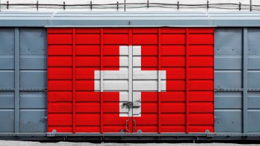 İsveç ulusal bayrağı ile büyük bir metal kilit ile bir konteyner tren yük vagonu Ön görünümü.İhracat-ithalat, ulaşım, mal ve demiryolu taşımacılığı ulusal teslimat kavramı